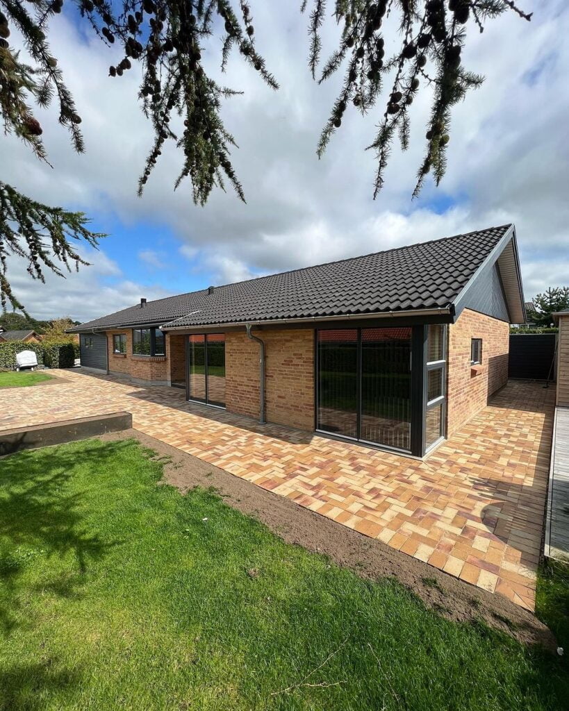 Moderne murstenshus med ny flisebelagt terrasse