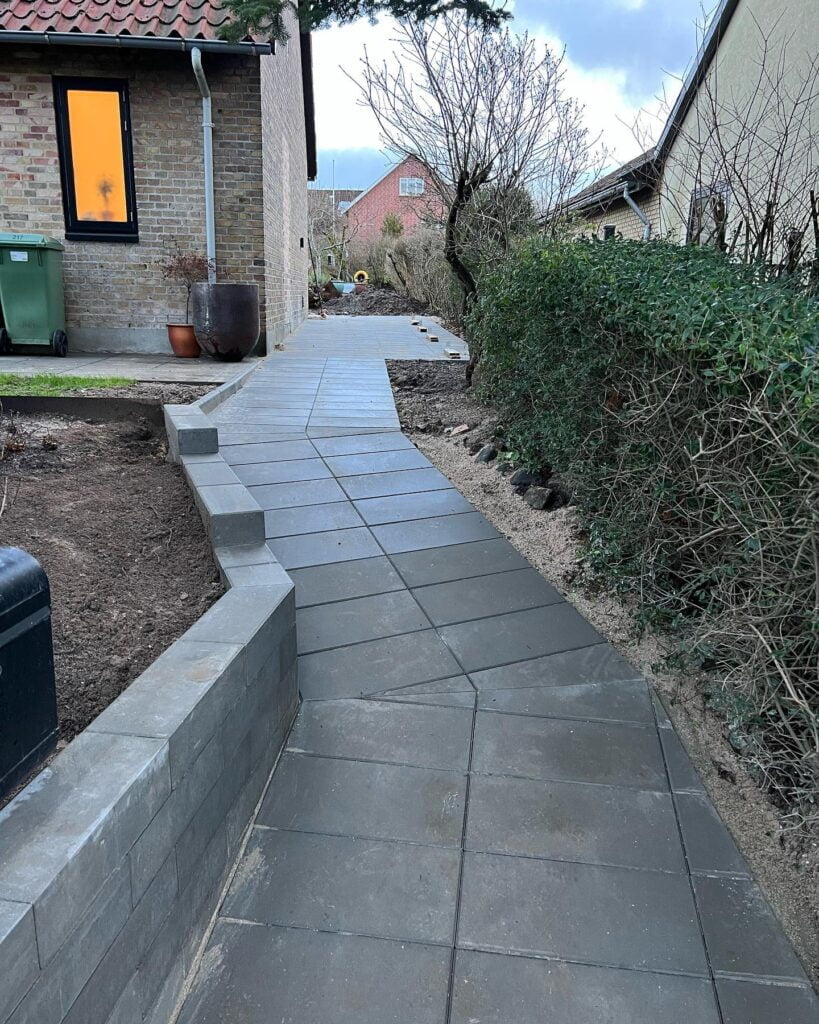 Ny belægning af flisegang ved husets have